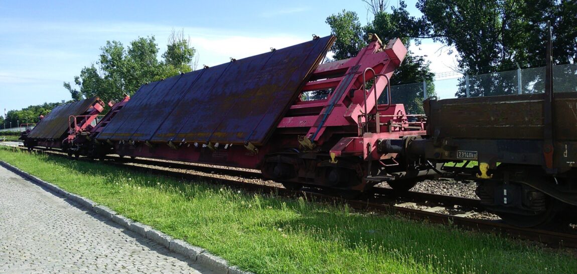 Specialized rail transport of steel sheets