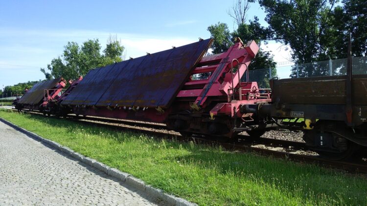Specialized rail transport of steel sheets